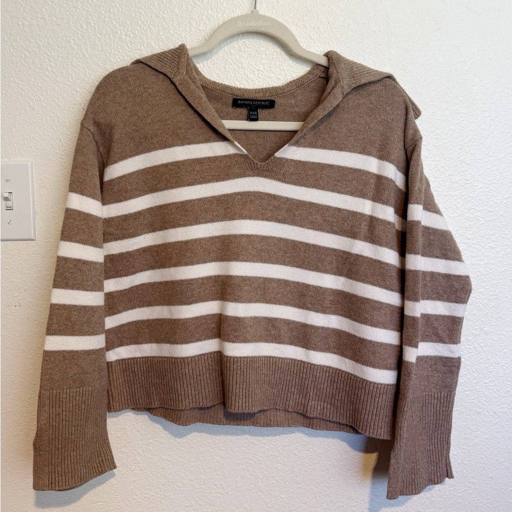 Banana Republic Tan and White V-Neck Sweater